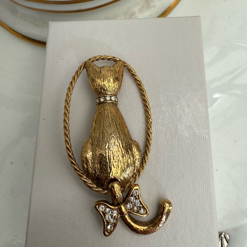 1928 Jewelry Backwards Cat Crystal Pin